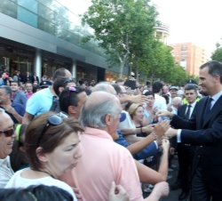 El Rey saluda a los numerosos ciudadanos que acudieron al estadio Santiago Bernabéu para visitar la capilla ardiente de Alfredo Di Stéfano.