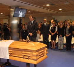 Don Felipe y los familiares y allegados de Alfredo Di Stéfano, durante unos momentos de recogimiento.
