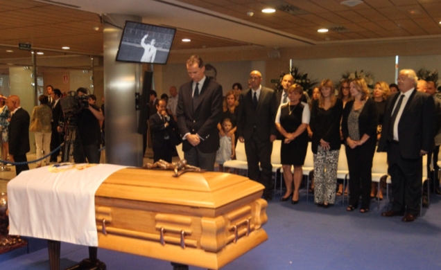 Don Felipe y los familiares y allegados de Alfredo Di Stéfano, durante unos momentos de recogimiento.