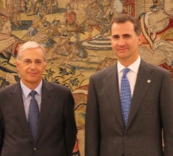 Su Majestad el Rey con el nuevo magistrado del Tribunal Constitucional, Antonio Narváez.