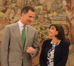 Don Felipe conversa con la Alcaldesa de París, Anne Hidalgo