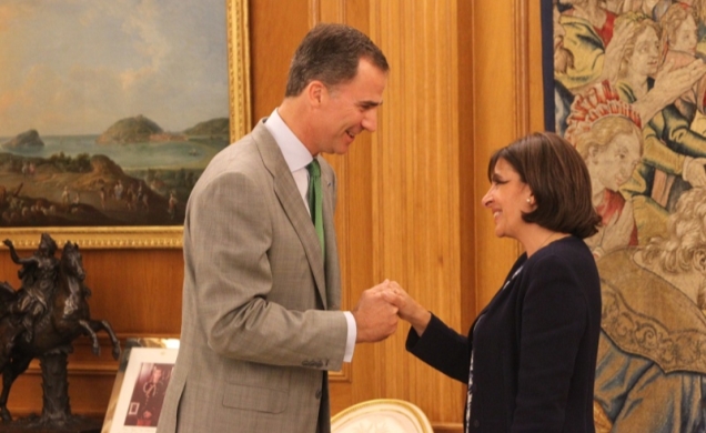Don Felipe recibe el saludo de la Alcaldesa de París, Anne Hidalgo