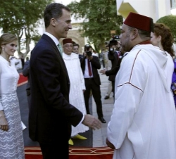 Sus Majestades los Reyes son recibidos por Su Majestad el Rey Mohamed VI y la Princesa Lalla Salma, a su llegada al Palacio Real de Rabat para asistir