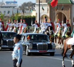 La carabana oficial se traslada, escoltada por un escuadrón de la Caballería Real, al Palacio Real de Rabat