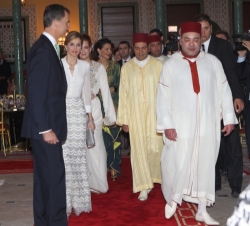 Sus Majestades los Reyes junto a Su Majestad el Rey Mohamed VI, Su Alteza Real la Princesa Lalla Salma, el Príncipe Heredero y las hermanas del Rey al