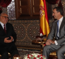 Su Majestad el Rey durante la audiencia al jefe de Gobierno del Reino de Marruecos, Abdelilah Benkirán
