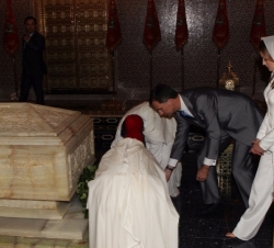 Su Majestad el Rey en presencia de Su Majestad la Reina deposita una corona ante la tumba de Mohamed V