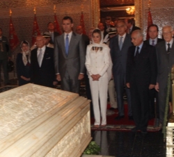 Sus Majestades los Reyes ante la tumba de Mohamed V