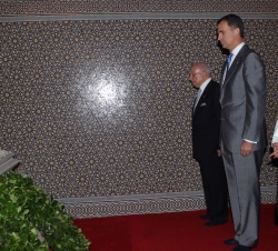 Sus Majestades los Reyes ante la tumba de Hassan II
