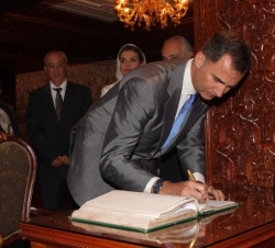 Don Felipe firma en el Libro de Honor del Mausoleo