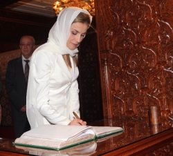Don Letizia firma en el Libro de Honor del Mausoleo