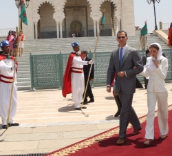 Sus Majestades los Reyes a su salida del Mausoleo de Mohamed V