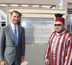 Sus Majestades los Reyes Don Felipe VI y Mohamed VI, a su llegada al Centro de Formación de Hostelería y Turismo