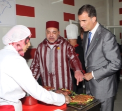 Don Felipe VI y Mohamed VI durante su visita al Centro de Formación de Hostelería y Turismo