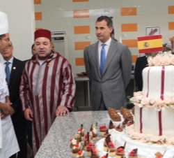 Sus Majestades los Reyes Felipe VI y Mohamed VI durante su visita al Centro de Formación de Hostelería y Turismo