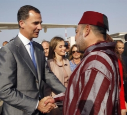 Sus Majestades los Reyes junto al Su Majestad el Rey de Marruecos y la Princesa Lalla Salma durante la despedida en Rabat