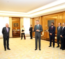 Su Majestad el Rey conversa con los embajadores representantes permanentes ante Naciones Unidas.
