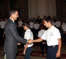 Don Felipe recibe el saludo de uno de los participantes en la IX edición del programa "Becas Europa"