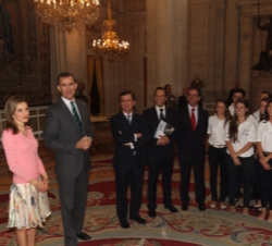 Don Felipe y Doña Letizia conversan con los participantes de la IX edición del programa "Becas Europa" durante la audiencia celebrada en el 