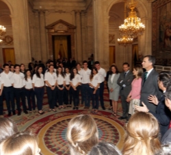 Sus Majestades los Reyes conversan durante la audiencia con los participantes en la IX edición del programa "Becas Europa"