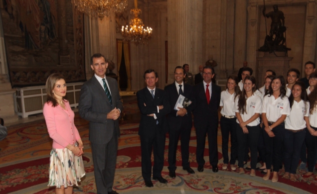 Don Felipe y Doña Letizia conversan con los participantes de la IX edición del programa "Becas Europa" durante la audiencia celebrada en el Palacio Re