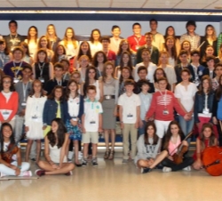 La Reina, con los alumnos de los cursos de verano.