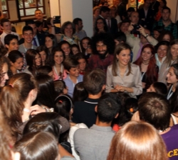 Encuentro de la Reina con los alumnos de los cursos y sus familiares.