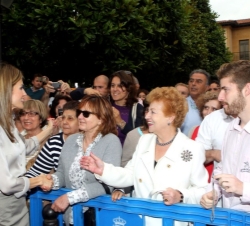 Doña Letizia saluda los numerosos ciudadanos que acudieron a las inmediaciones del conservatorio.