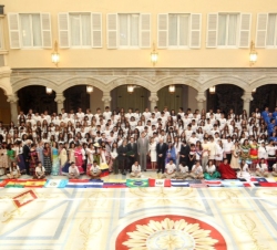 Los Reyes, con los jóvenes expedicionarios y las personalidades que les acompañaban.