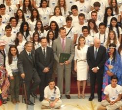 Los Reyes, con los jóvenes expedicionarios, acompañados por el secretario general de Cooperación Internacional para el Desarrollo, el presidente del B