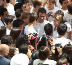 Doña Letizia conversa con los jóvenes expedicionarios.