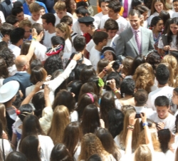 Los Reyes, con los participantes en la "Ruta BBVA 2014".