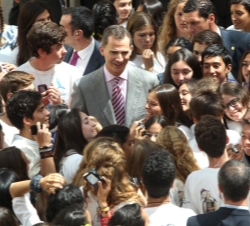 Don Felipe conversa con los jóvenes participantes en la "Ruta BBVA 2014".