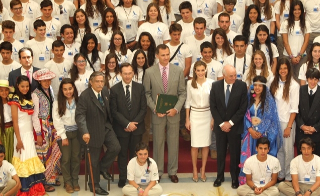 Los Reyes, con los jóvenes expedicionarios, acompañados por el secretario general de Cooperación Internacional para el Desarrollo, el presidente del B