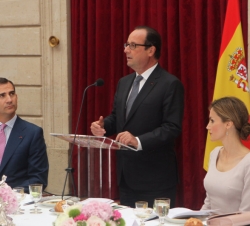 El Presidente de la República de Francia, François Hollande, dirige unas palabras durante el almuerzo ofrecido en honor de Sus Majestades los Reyes en