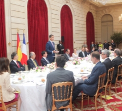 Vista general de la mesa en el momento de la intervención de Don Felipe