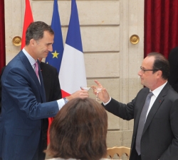 Su Majestad el Rey y el Presidente de la República de Francia, brindan durante el almuerzo celebrado en el Palacio del Elíseo