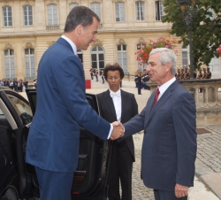 Don Felipe es saludado por el Presidente de la Asamblea Nacional de la República de Francia, Claude Bartolone