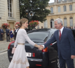 Su Majestad la Reina recibe el saludo del Presidente de la Asamblea de la República de Francia, Claude Bartolone, a su llegada a la Asamblea Nacional