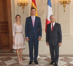 Sus Majestades los Reyes acompañados por el Presidente de la Asamblea Nacional, Claude Bartolone