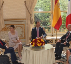 Sus Majestades los Reyes Don Felipe y Doña Letizia durante el encuentro mantenido con el Presidente de la Asamblea Nacional, Claude Bartolone