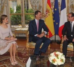 Sus Majestades los Reyes y el Presidente de la República de Francia, François Hollande, durante el encuentro mantenido en el Palacio de Elíseo