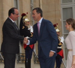 Su Majestad el Rey Don Felipe y el Presidente de la República de Francia, François Hollande, se saludan en presencia de la Reina Doña Letizia, a su ll