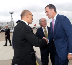 Don Felipe recibe el saludo del secretario de Estado para Asuntos Europeos del gobierno francés, Harlem Désir, en presencia del embajador de España en