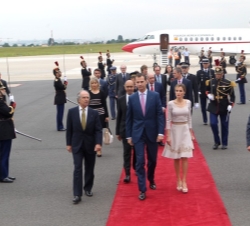 Sus Majestades los Reyes acompañados por las autoridades que les recibieron a su llegada al aeropuerto de Orly