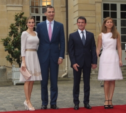 Don Felipe y Doña Letizia acompañados por el Primer Ministro de la República Francesa, Manuel Valls, y su esposa, Anne Gravoin