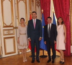 Sus Majestades los Reyes acompañados por el Primer Ministro de la República de Francia, Manuel Valls, y su esposa, Anne Gravoin, en su residencia ofic