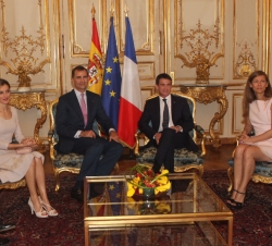 Sus Majestades los Reyes Don Felipe y Doña Letizia, durante el encuentro mantenido en la residencia oficial del Primer Ministro de la República de Fra