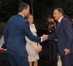 Don Felipe y Doña Letizia son recibidos por el Presidente del Senado, Jean-Pierre Bel