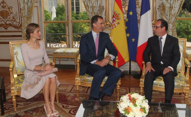 Sus Majestades los Reyes y el Presidente de la República de Francia, François Hollande, durante el encuentro mantenido en el Palacio de Elíseo